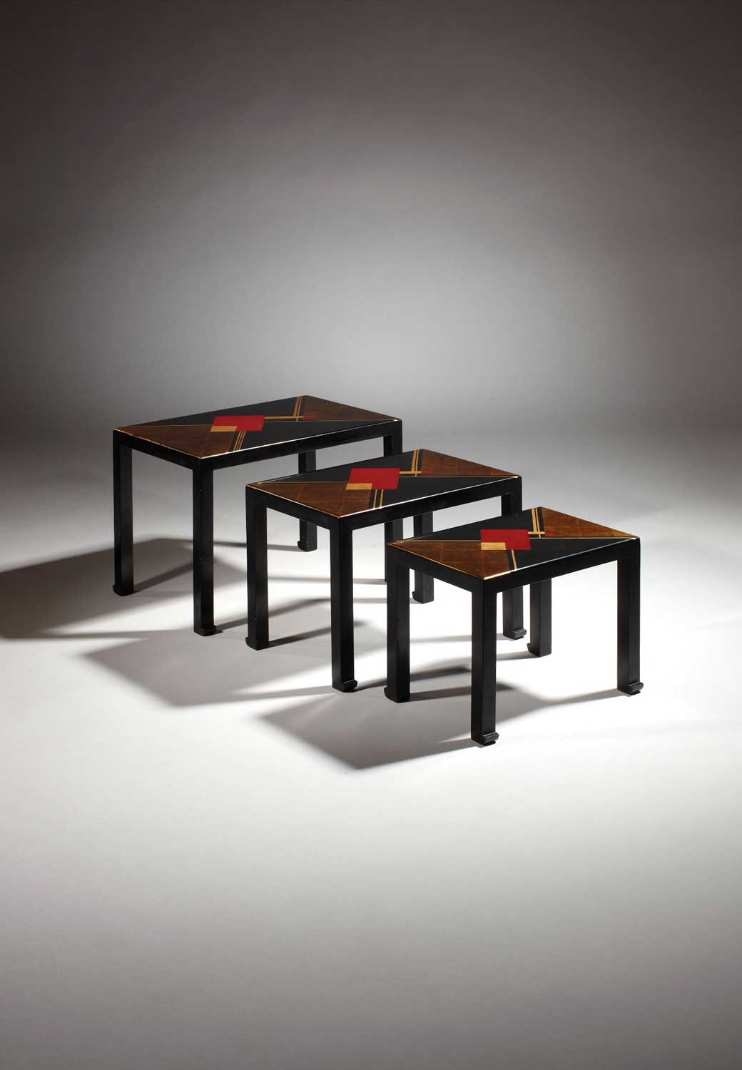 Suite de trois tables gigognes en laque noire, circa 1936.