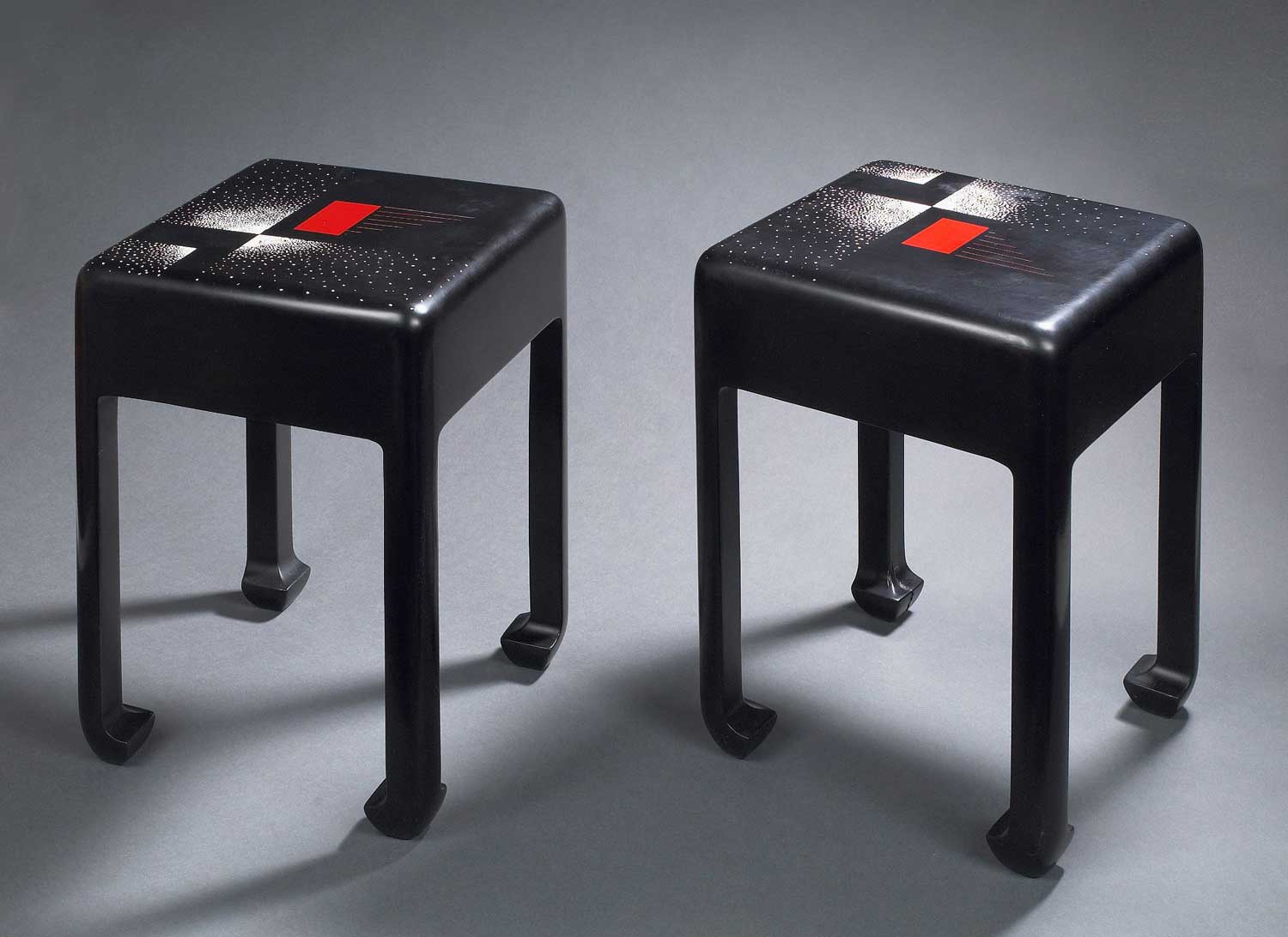 Bout de canapé en laque de chine noire. 1921.