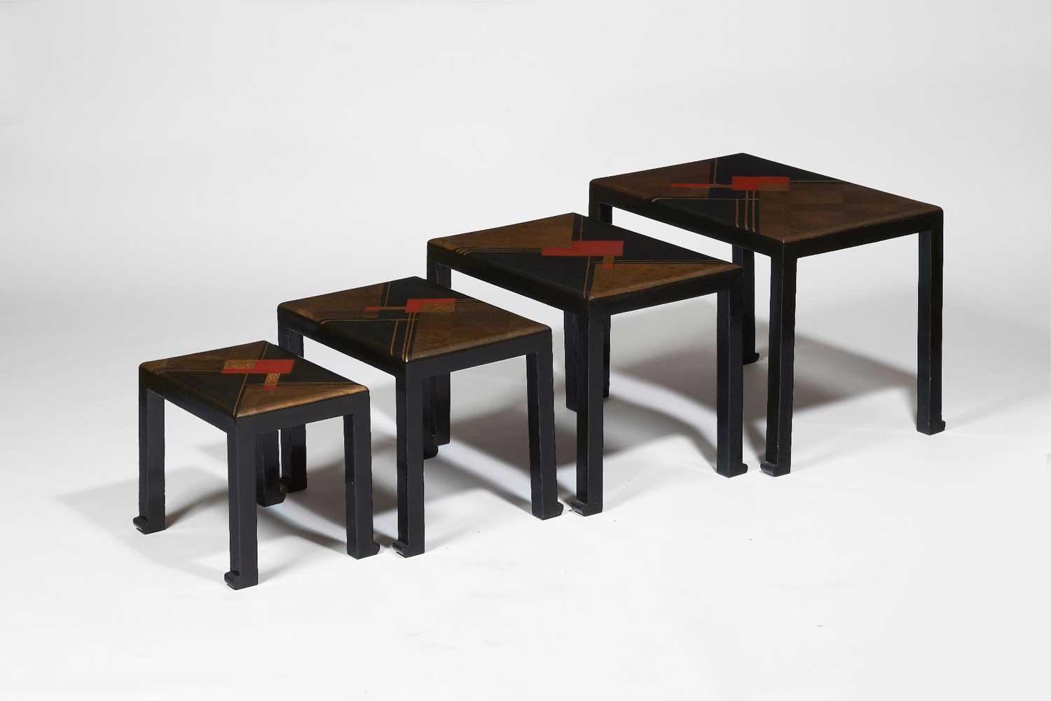 Suite de quatre tables gigognes en laque noire, circa 1923.