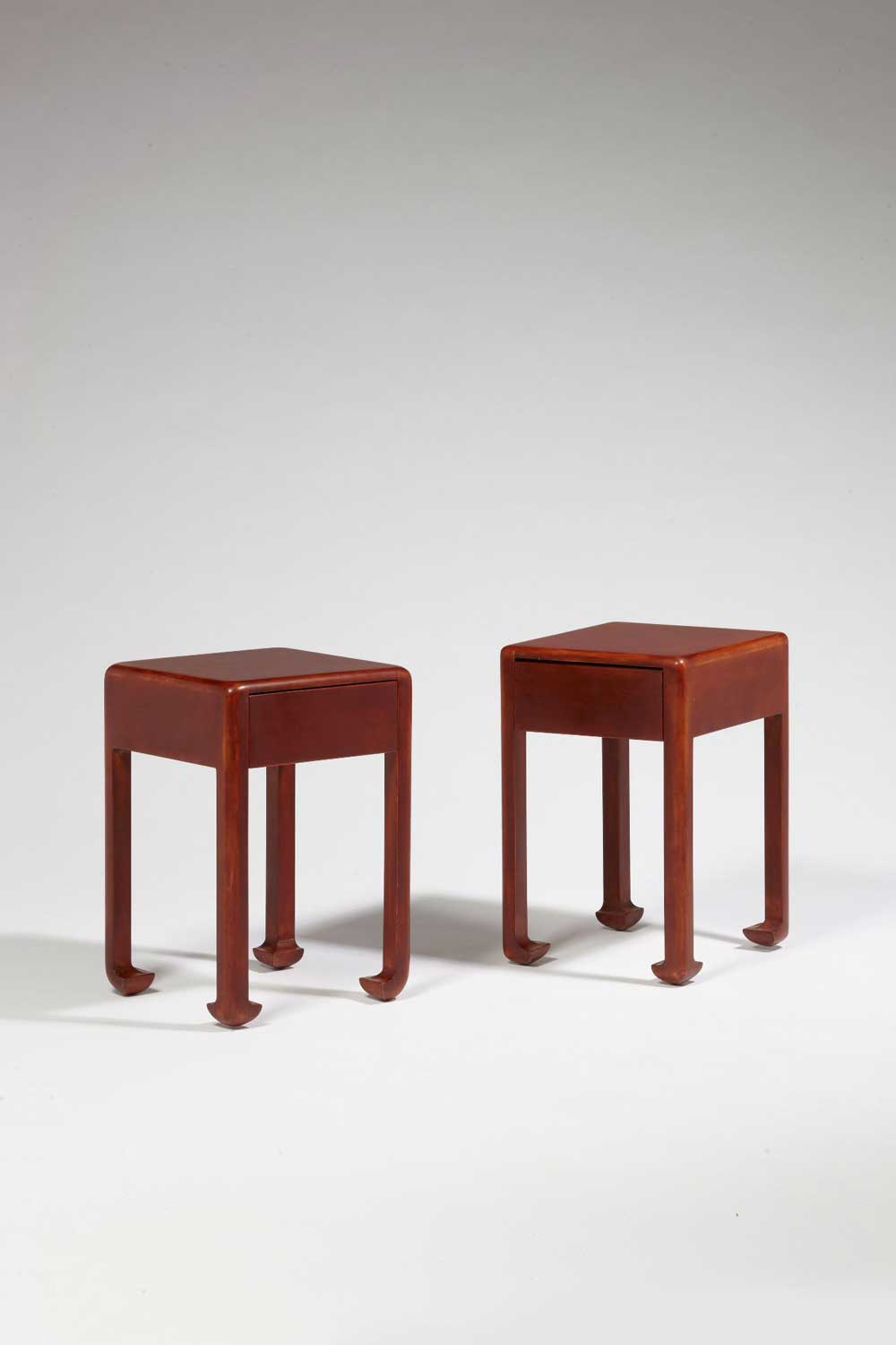 Paire de chevets en laque chamois. Vers 1930.