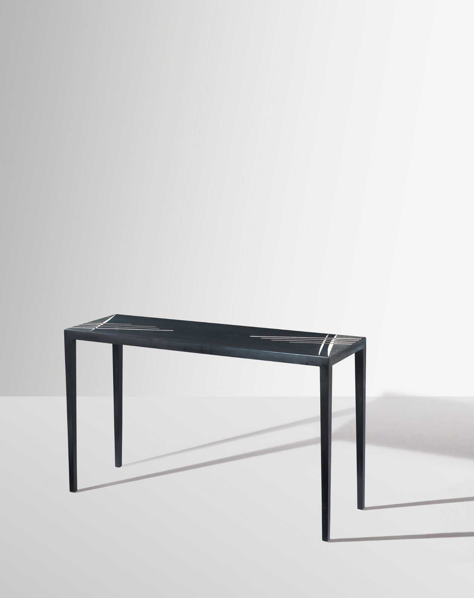 Console haute en laque noire. Vers 1925.