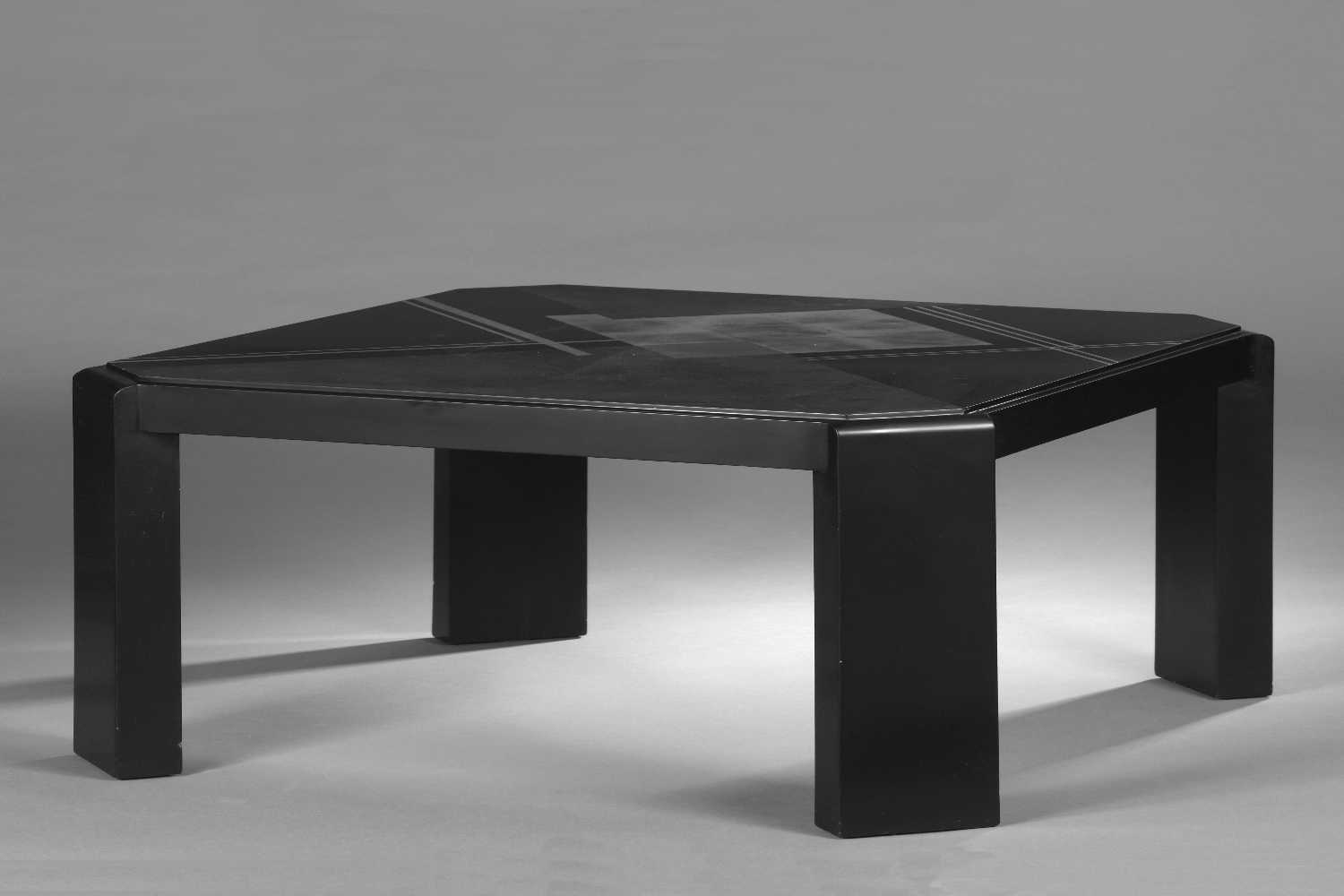 Table basse en laque noire. Vers 1930.