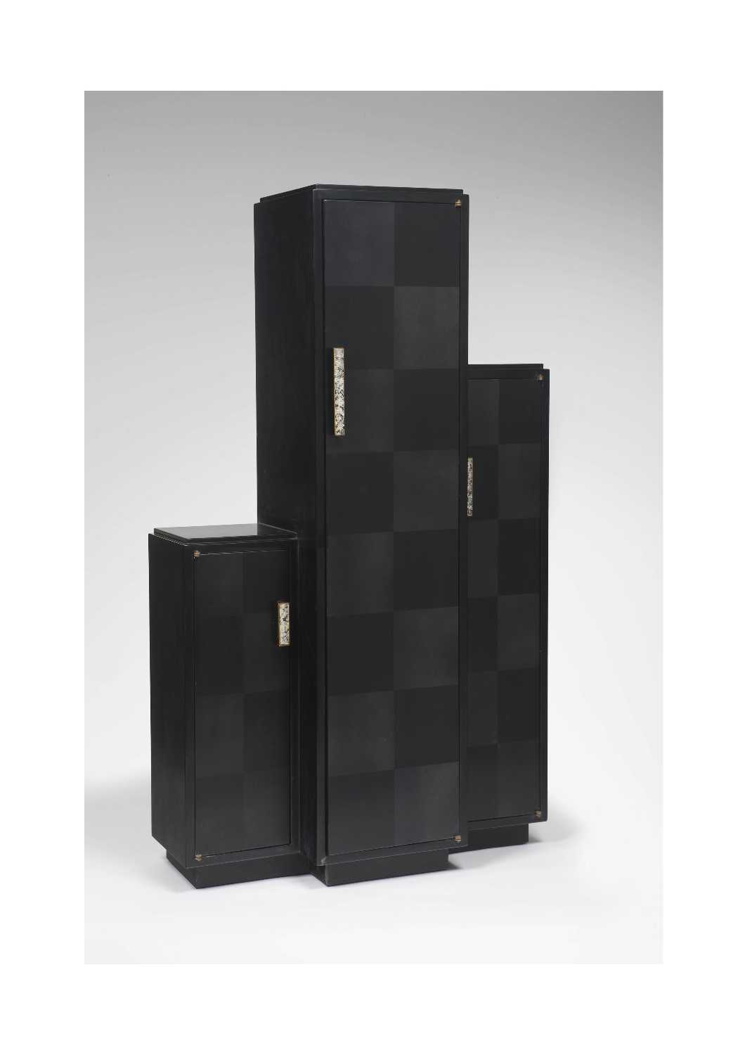 Meuble bibliothèque, à trois corps en laque noire.