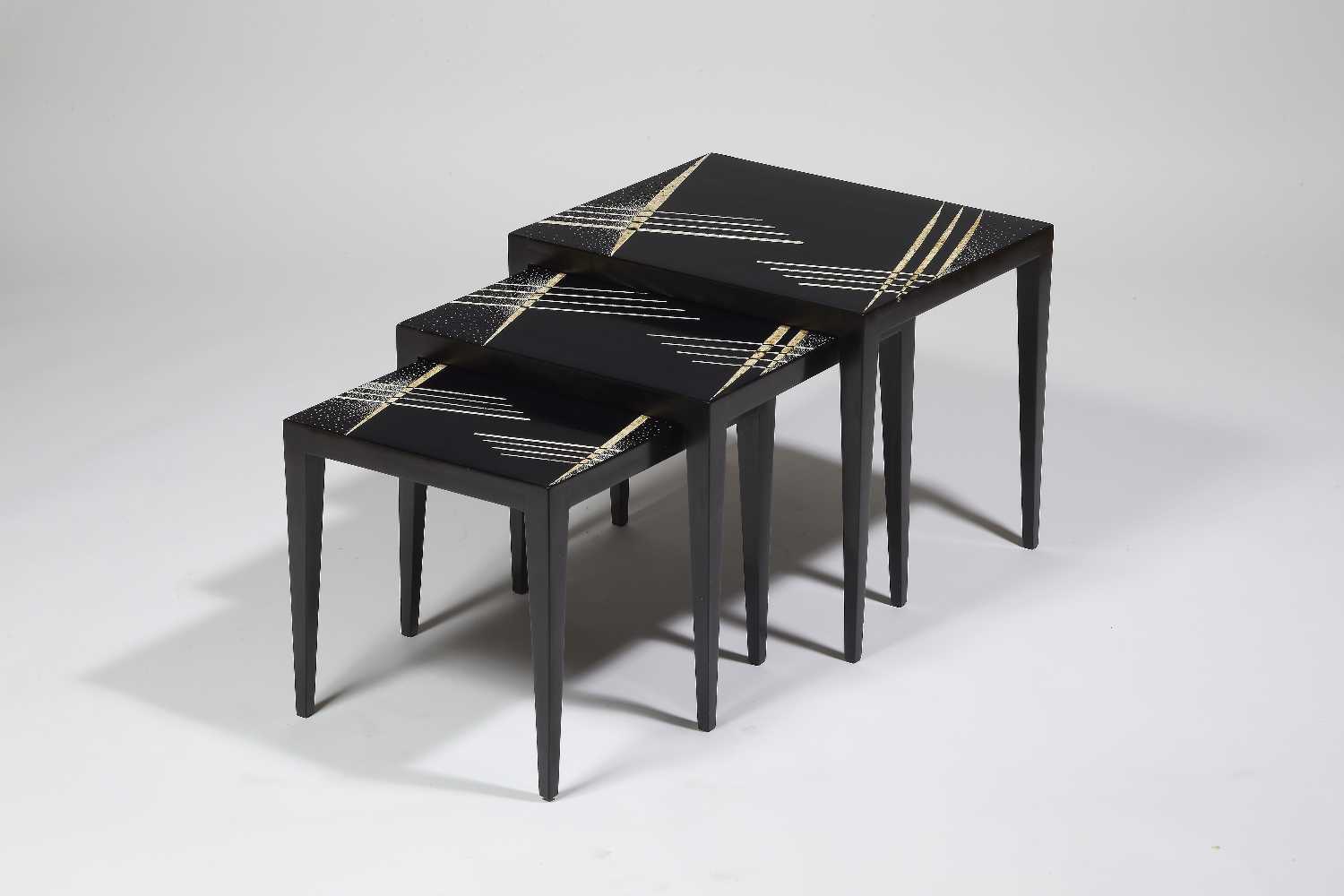 Tables gigognes en laque noire. Circa 1925.