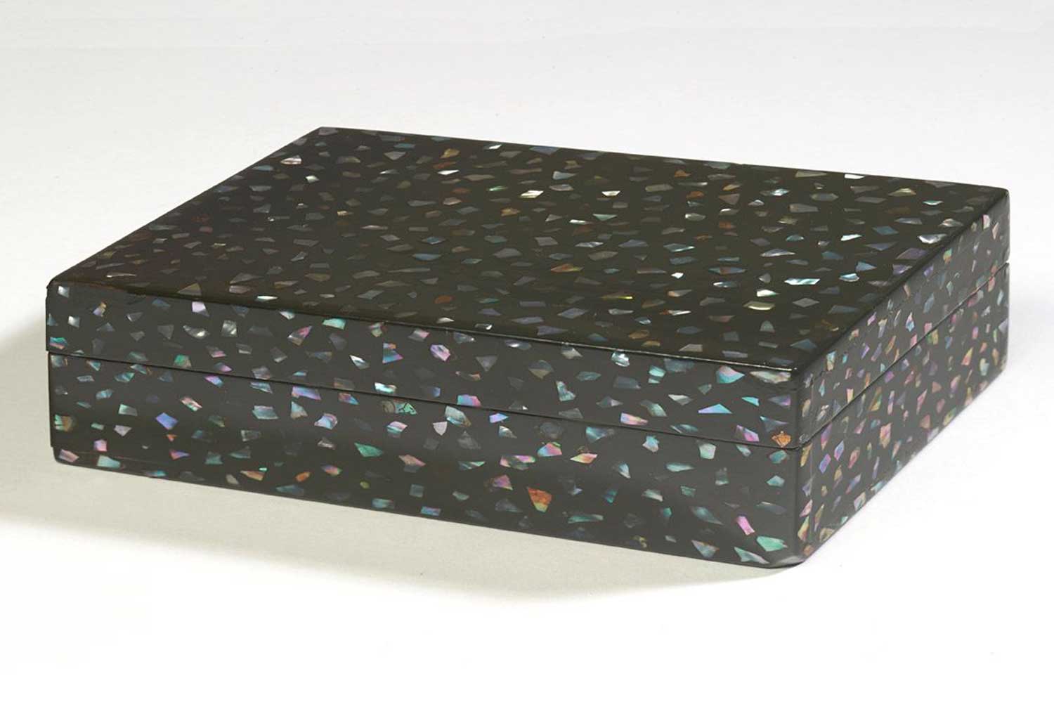 Coffret en laque incrusté de nacre. Vers 1925.