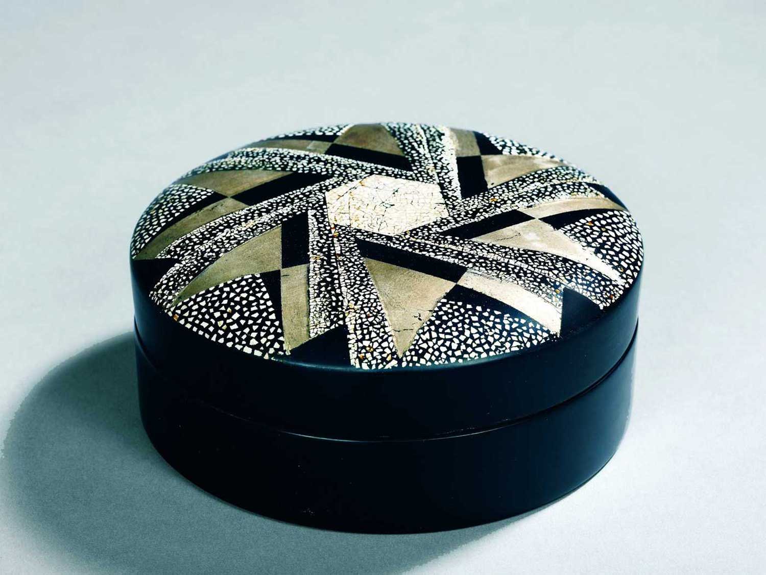 Boîte ronde en laque noire. 1929.