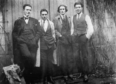 Devant l'atelier de Jacques Gruber
De gauche à droite:
Armand Brugnaud, Lemaire,
Gaston Suisse et  Paul Arzens.
Photographie d'époque, 1924.
Archives familiales.