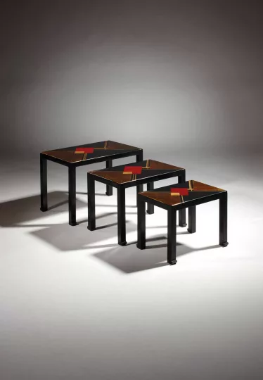 Gaston SUISSE (1896-1988) - Suite de trois tables gigognes en laque noire, 1936